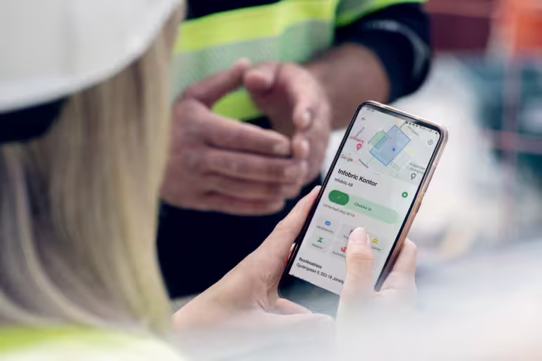 Bygningsarbeider sjekker inn via mobilappen Ease Checkin