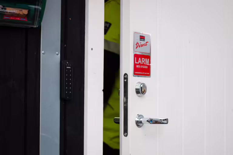 Elektronisk adgangskontroll på brakkedør med kortleser og lås