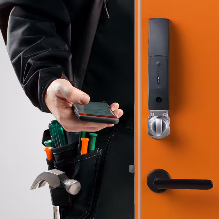 Ease Smart Lock montert på dør og konfigurert med mobiltelefon.