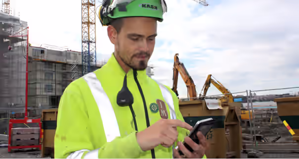 man på byggarbetsplats med app som förhindrar olyckor