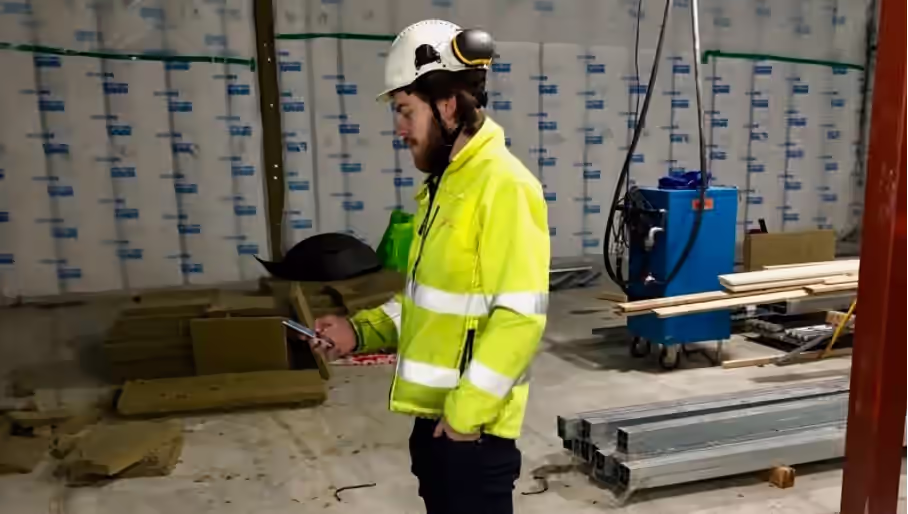 byggarbetare på op2 med infobric field app