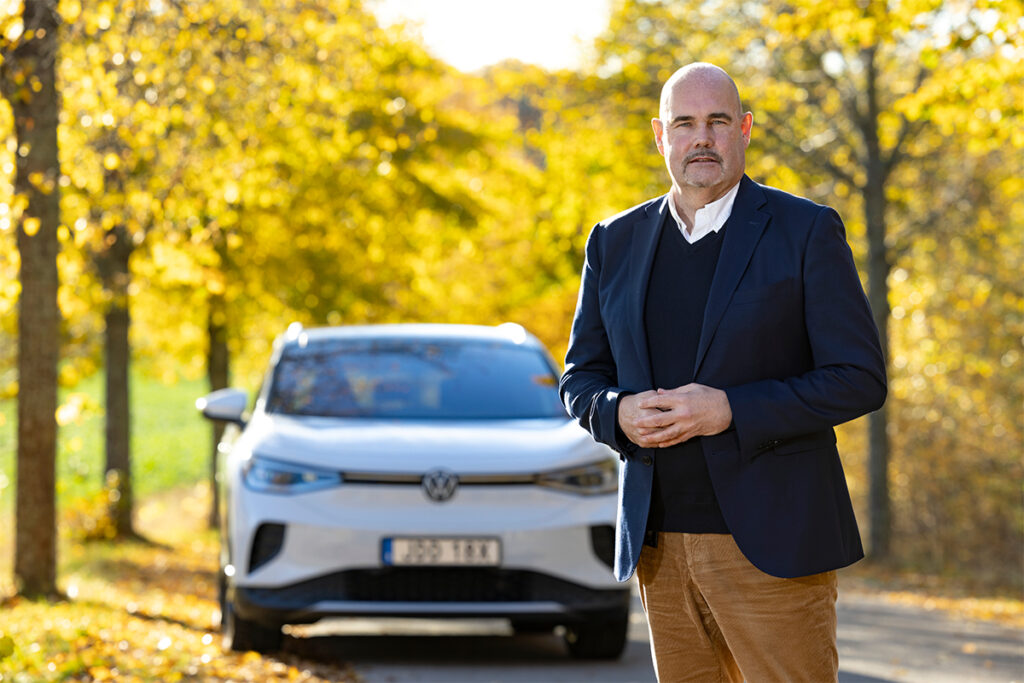 Johan Sjögren, Key Account Manager på Volkswagen Finans Sverige blir intervjuad om Bilpolicy