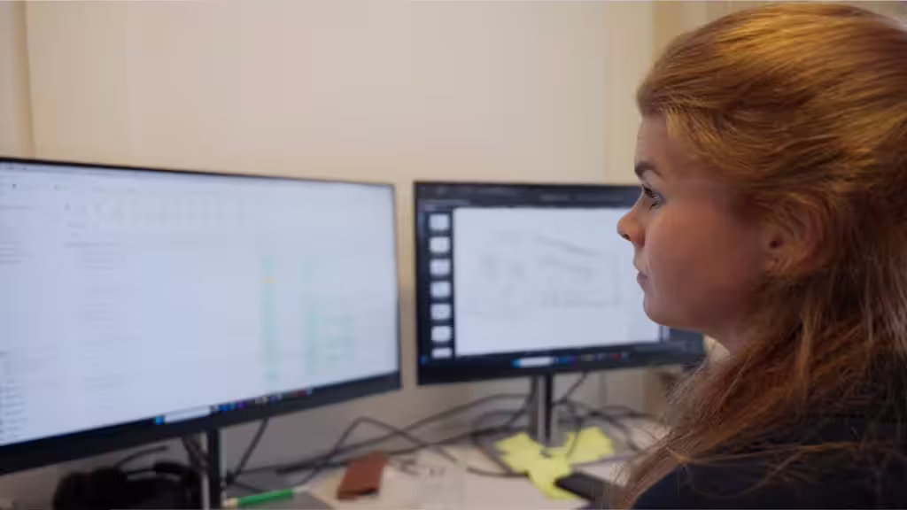 kvinna tittar på datorskärm som visar föranmälan till byggprojekt