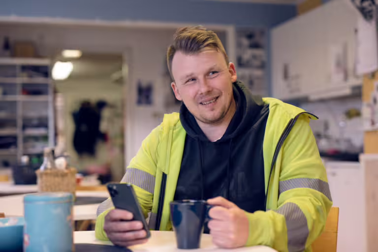Användare öppnar dörr med Ease Smart Lock via mobilapp