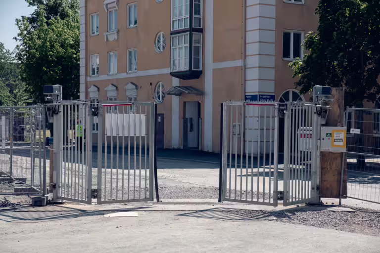 Robust Vikgrind Premium med stålkonstruktion och säkerhetsfunktioner