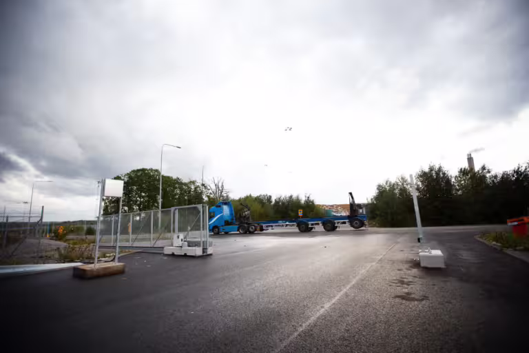 Mobil skjutgrind installerad och redo för användning vid byggarbetsplats.